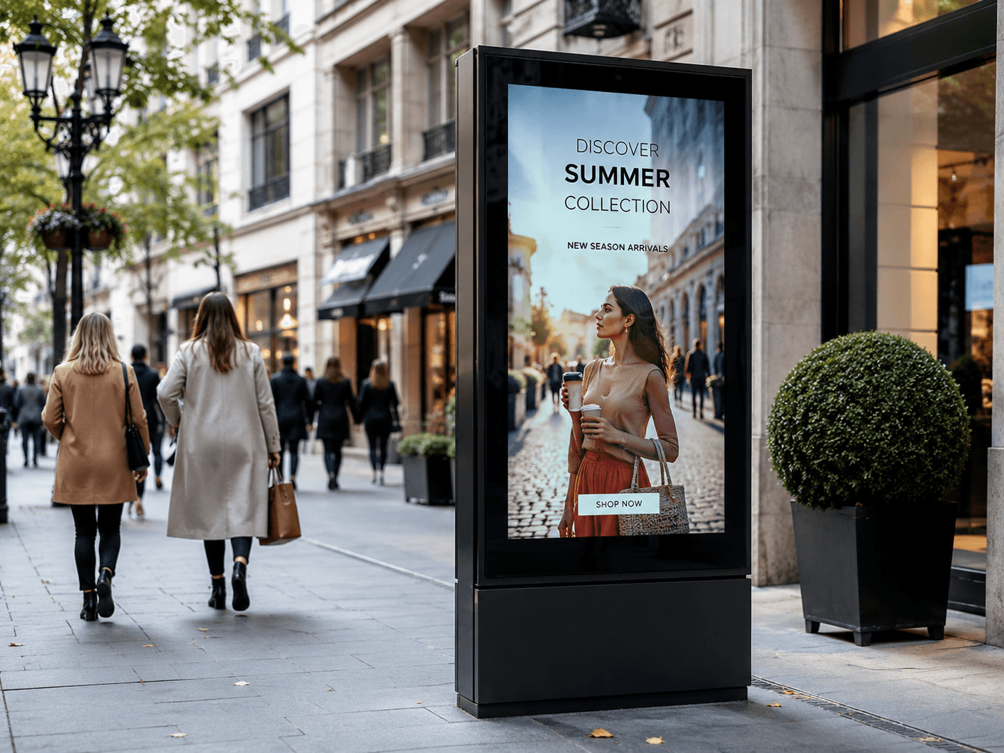 Totem digitale in una via commerciale